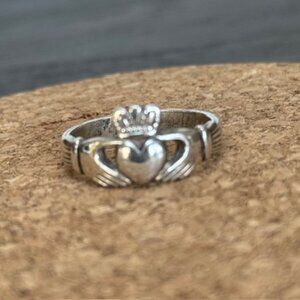 Vintage Solvar Sterling Silver Claddagh Ring - Size 8